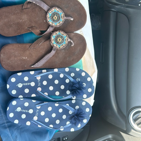 Two pairs of flip flops - Picture 1 of 3